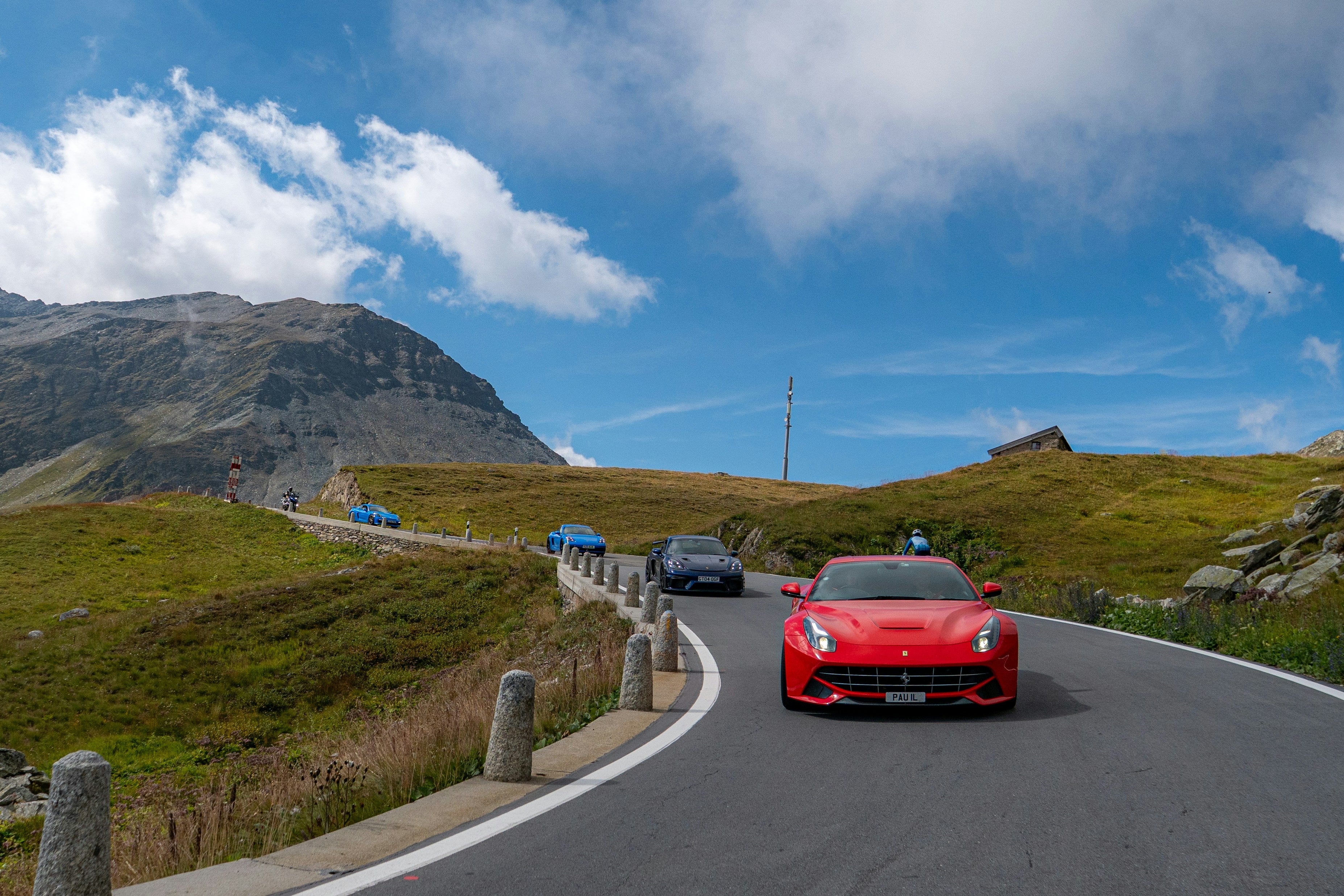 photo rallye touristique voiture de luxe
