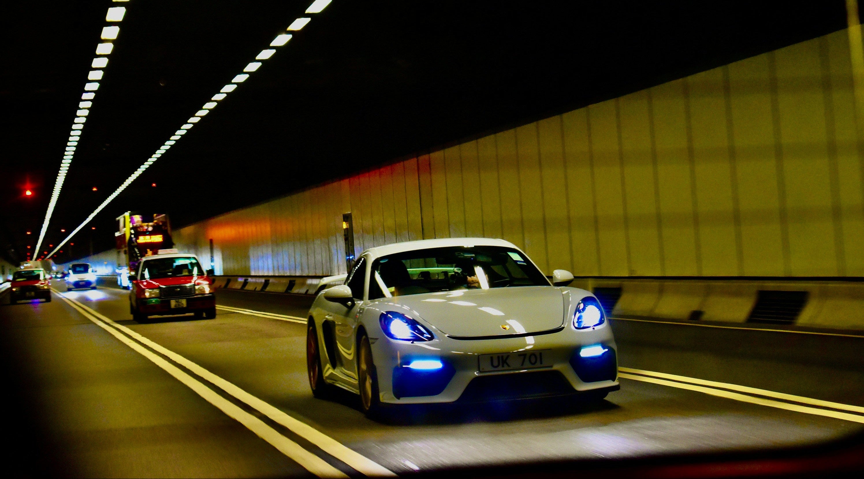 voiture de sport sous tunnel rallye touristique