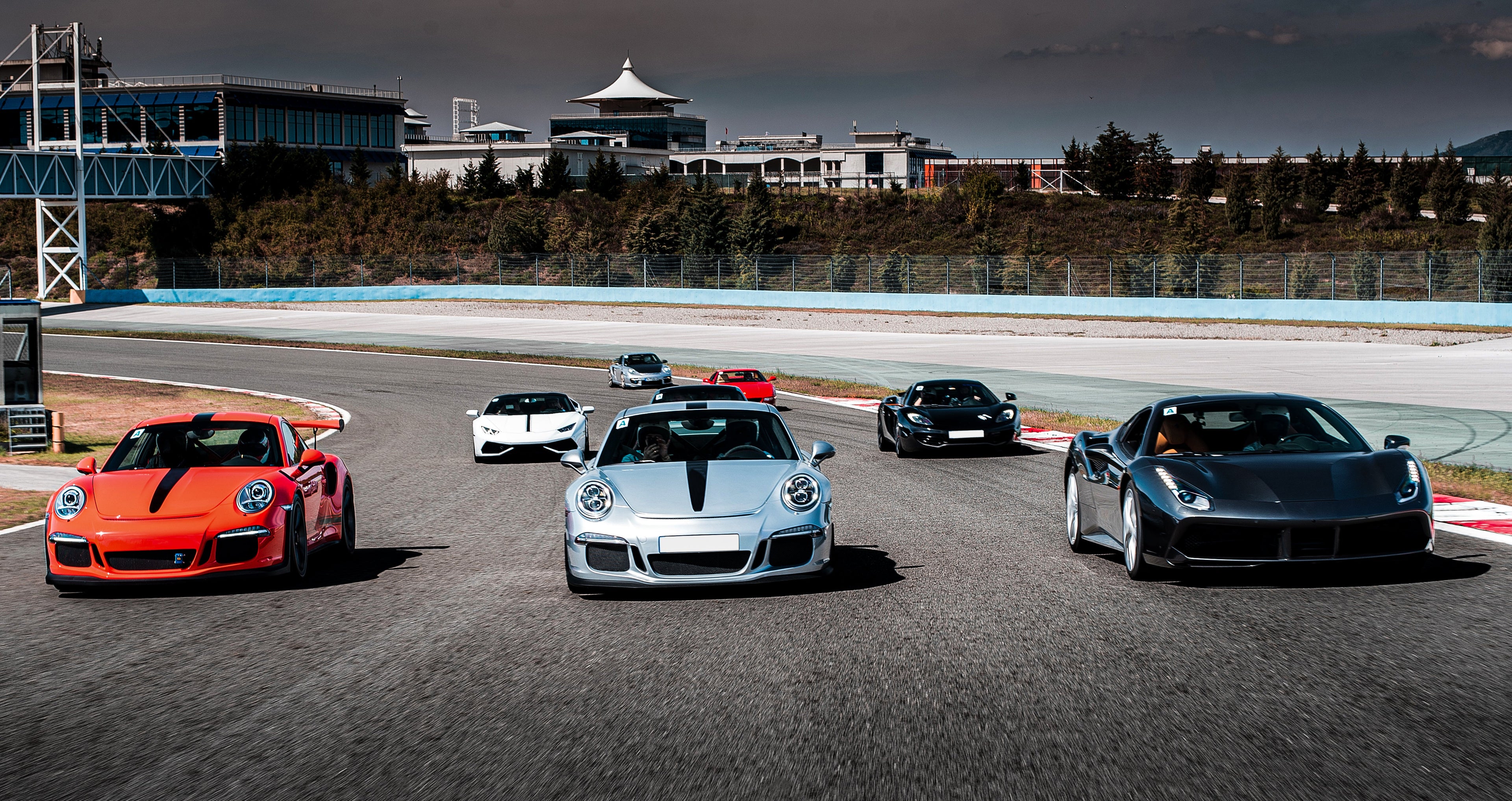 voitures de sport sur circuit pour une étape du rallye touristique